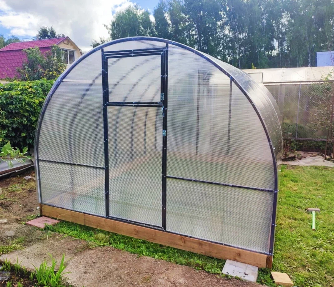 Теплица Усиленная — вид изнутри